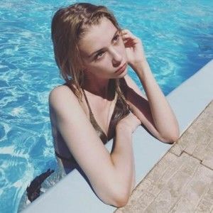 Meet your Posher, Alvarez